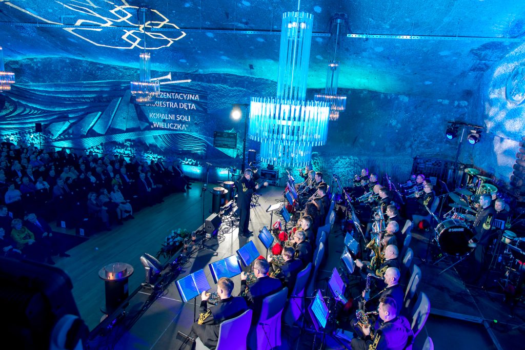 Orkiestra na scenie i widownia