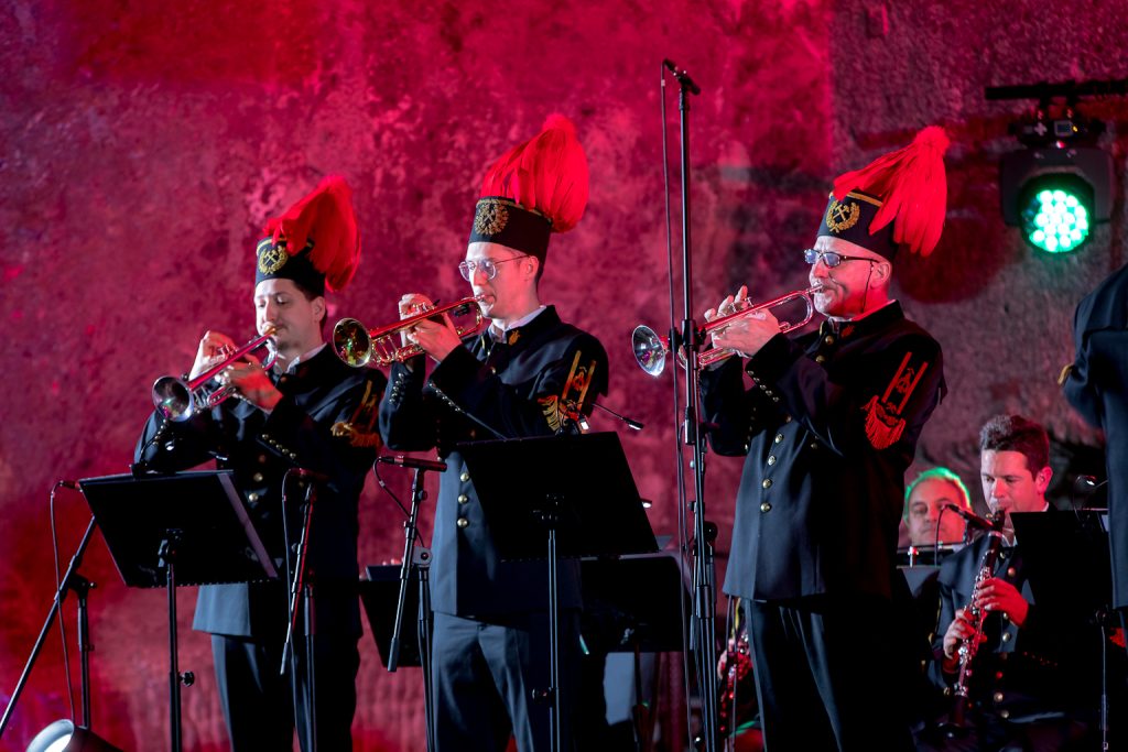 Orkiestra na scenie. Komora oświetlona na czerwono