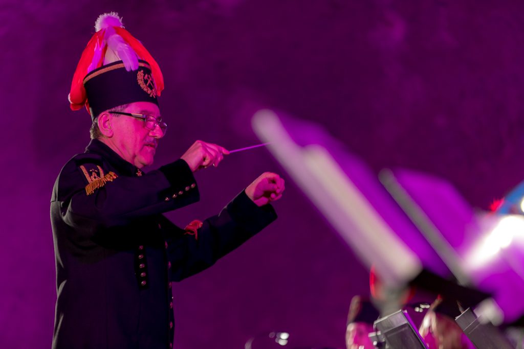 Antoni Majerski dyryguje orkiestrą. Zbliżenie