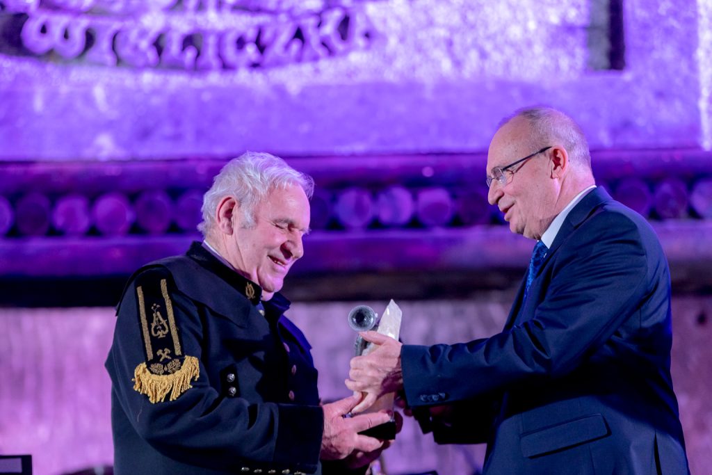 Prezes Marian Leśny wręcza Janowi Iskrze solną rzeźbę