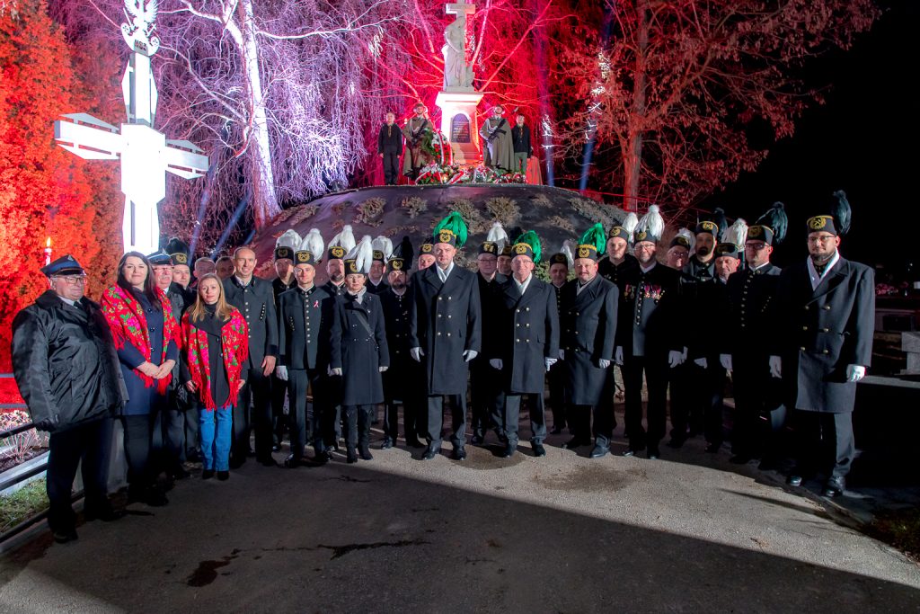 Górnicy - pamiątkowe zdjęcie na tle powstańczej mogiły