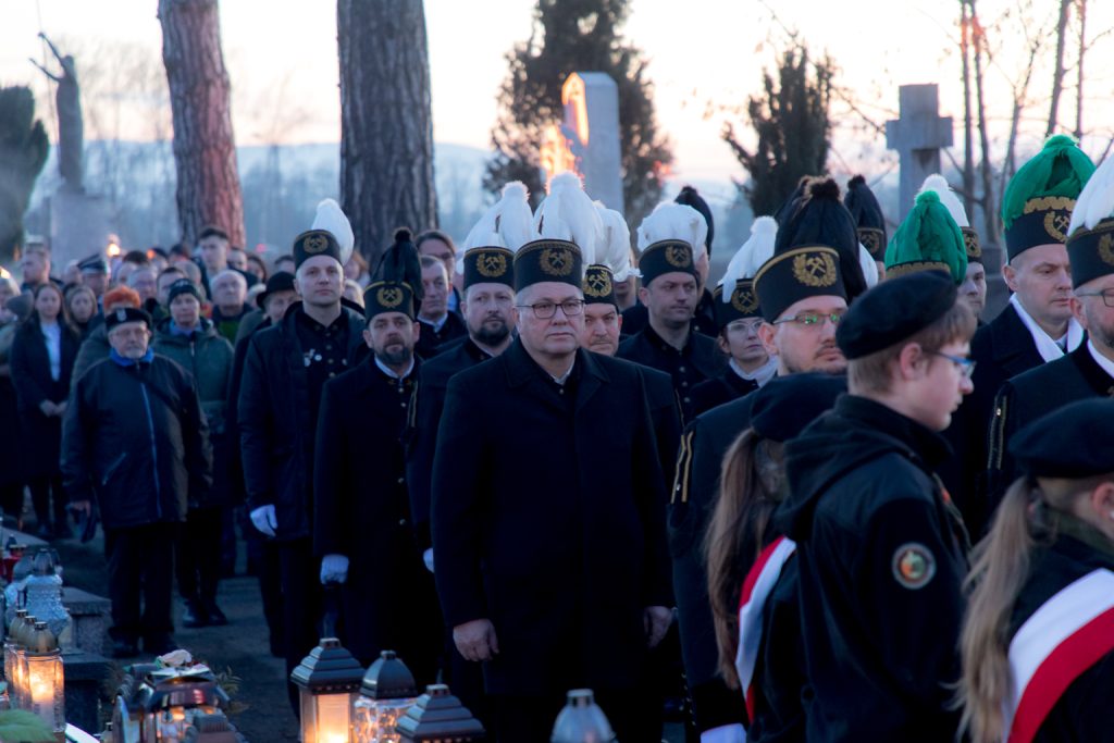 Górnicy w mundurach galowych