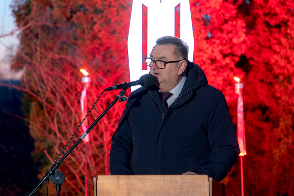 Wójt Gdowa Zbigniew Wojas przemawia z mównicy