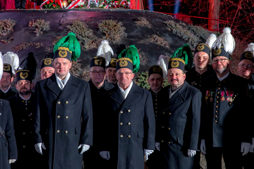 Górnicy w galowych mundurach