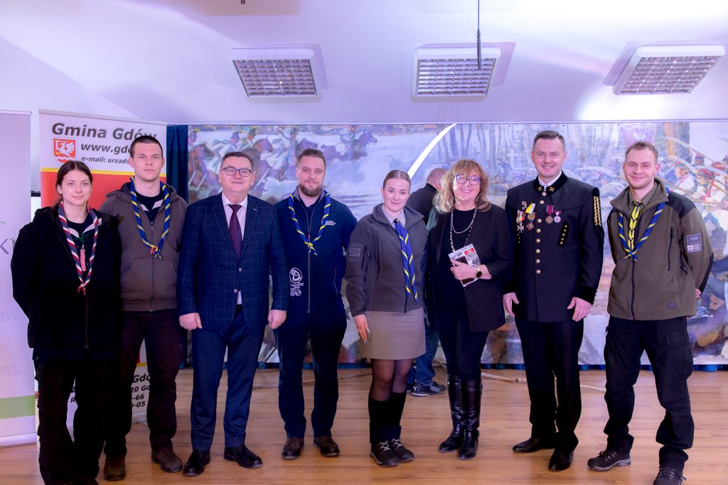 Pamiątkowe zdjęcie z harcerzami