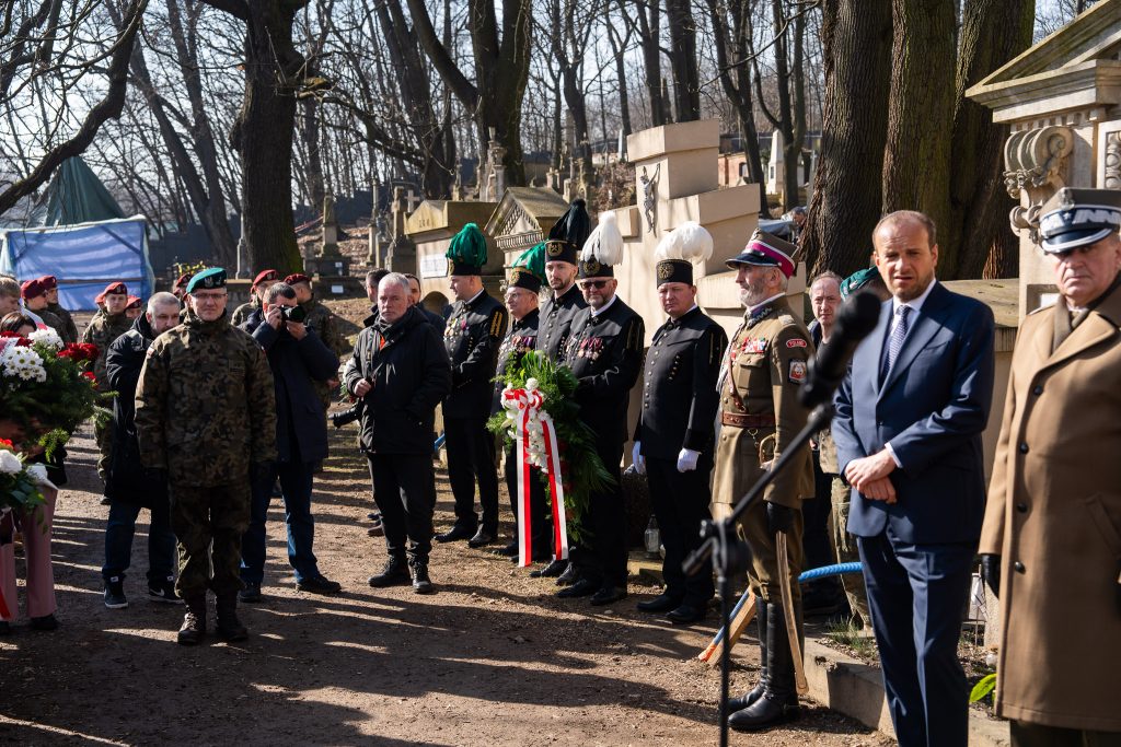Stary cmentarz w Podgórzu. Ujęcie na uczestników patriotycznego spotkania