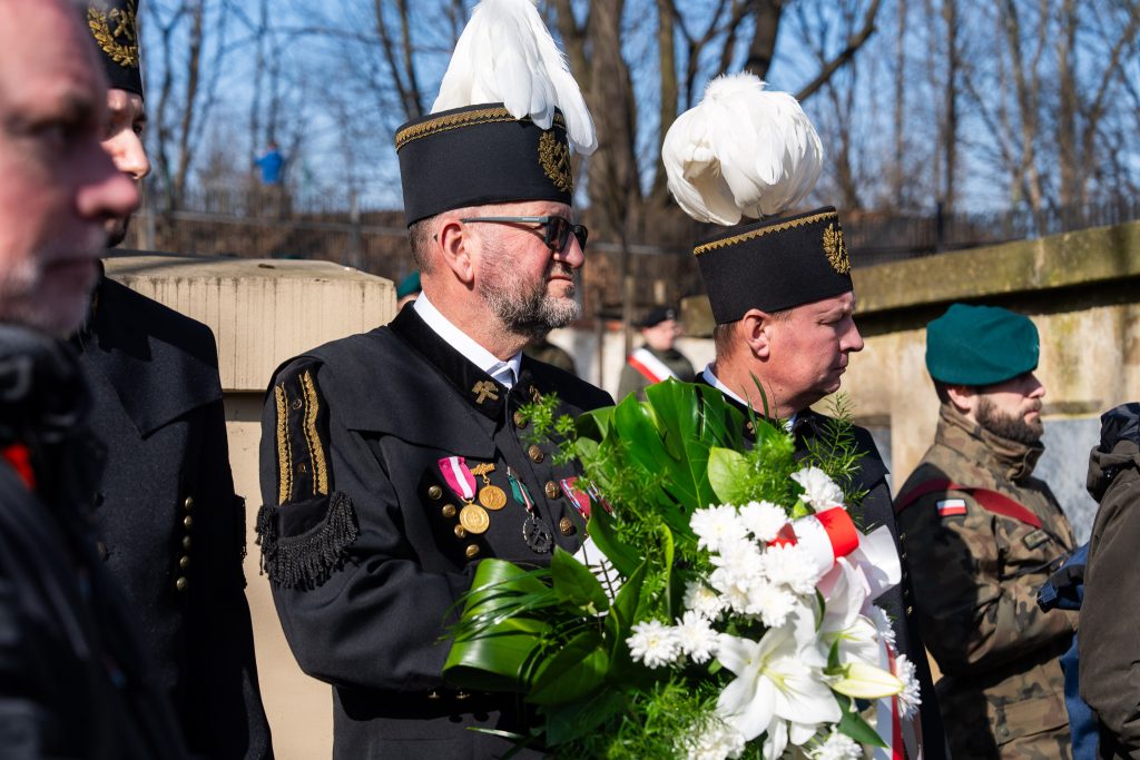 Górnicy w galowych mundurach z wieńcem