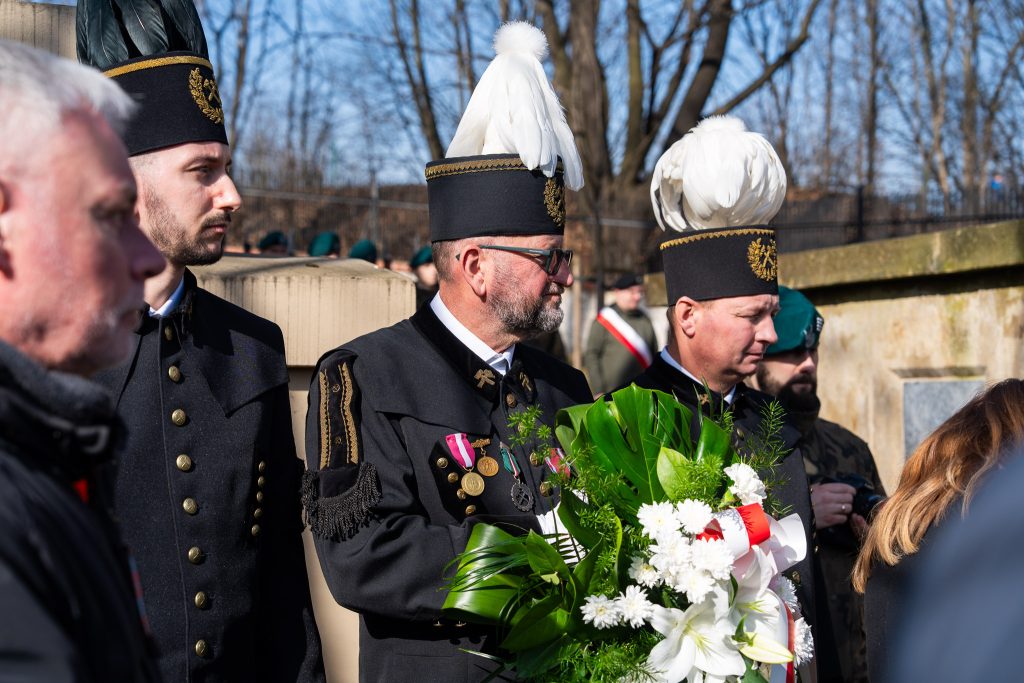 Górnicy w galowych mundurach z kwiatami