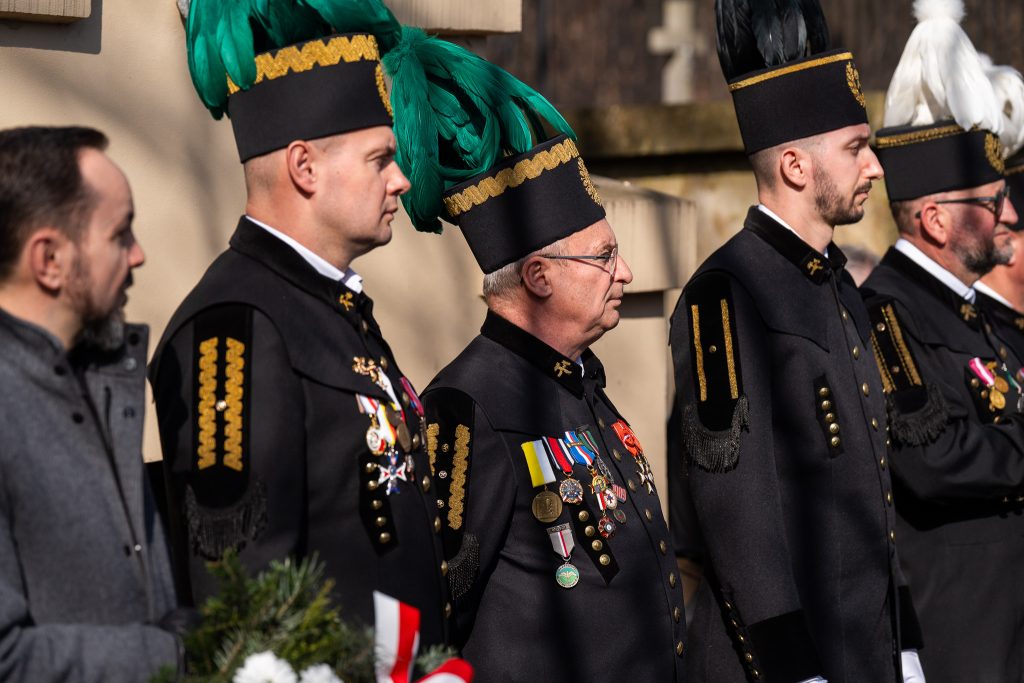 Delegacja kopalni na cmentarzu w Podgórzu