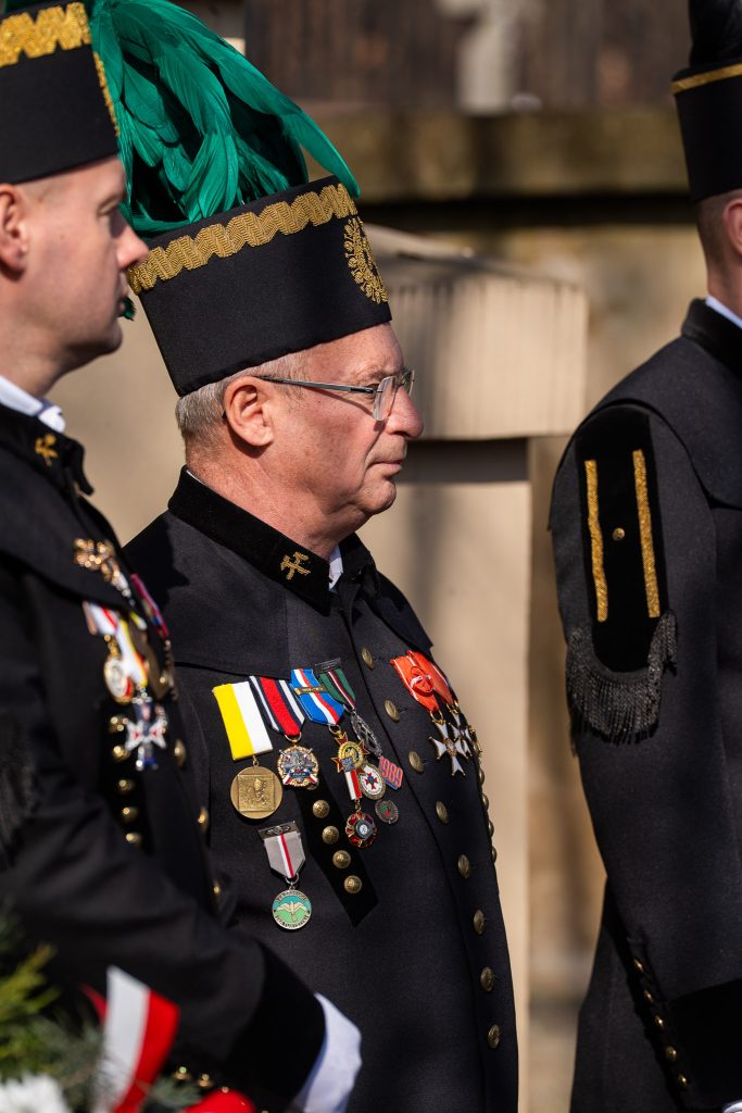 Prezes Marian Leśny w galowym mundurze, w czaku z zielonym piórpuszem