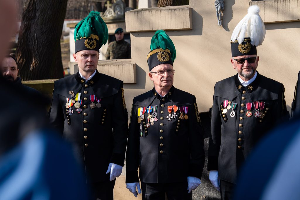 Górnicy w galowych mundurach