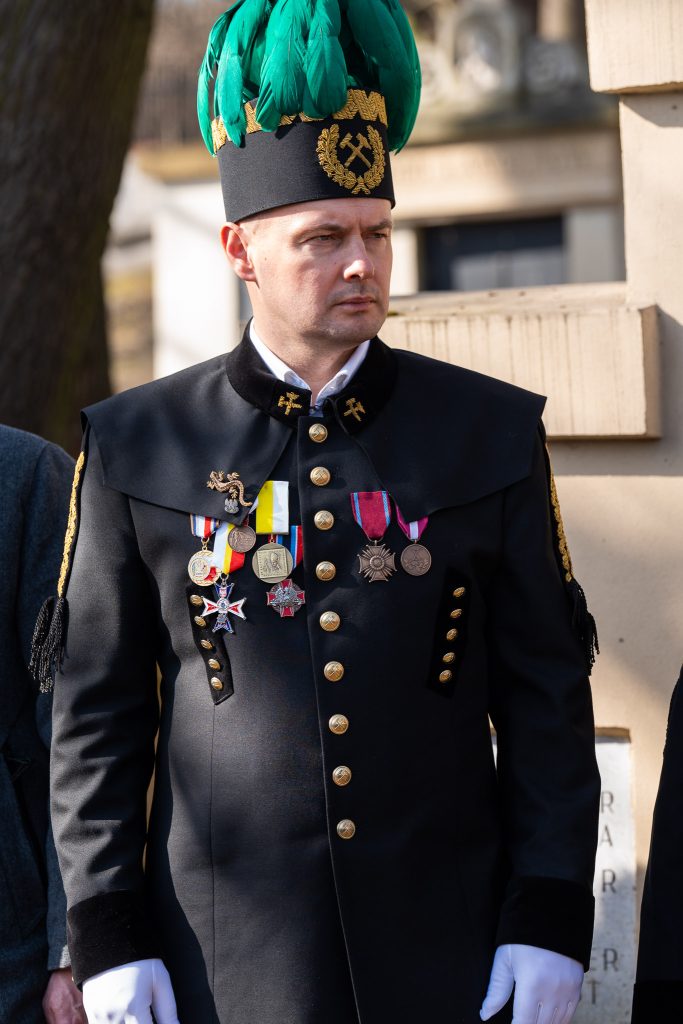 Prezes Łukasz Sadkiewicz w galowym mundurze, w czako z zielonym pióropuszem