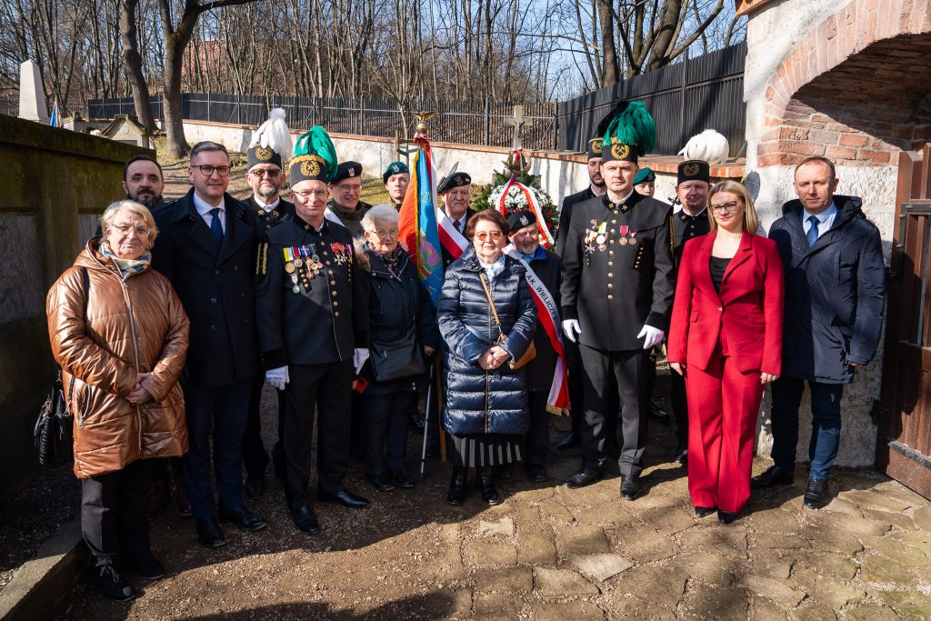 Pamiątkowe zdjęcie uczestników patriotycznych uroczystości na cmentarzu w Podgórzu
