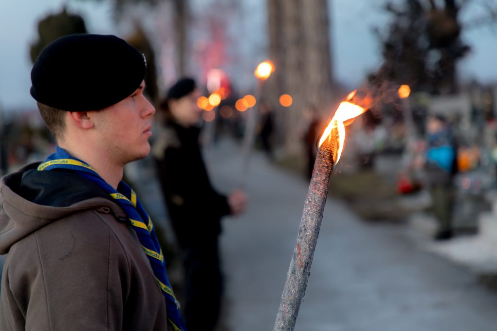 Harcerz z pochodnią