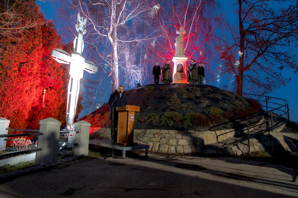 Oświetlona na biało-czerwono mogiła powstańców krakowskich