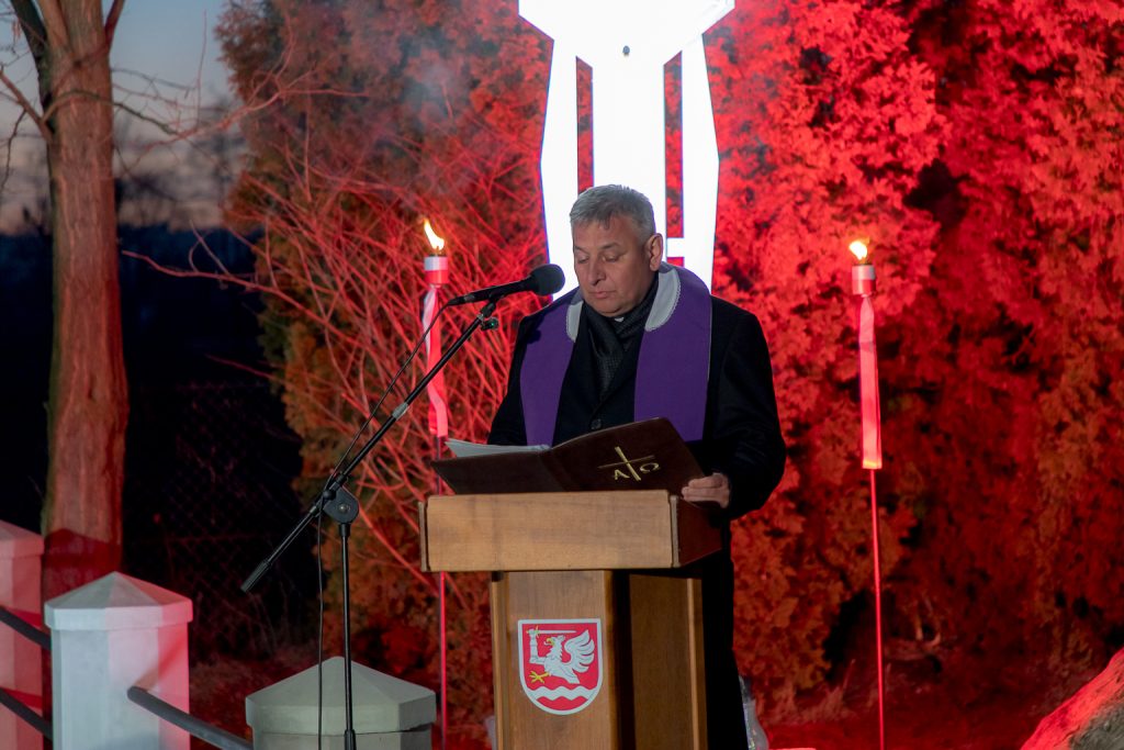 Ksiądz prowadzący modlitwę