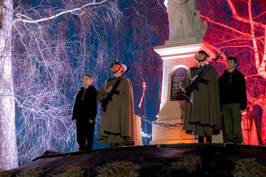 Straż honorowa przy grobie powstańców krakowskich