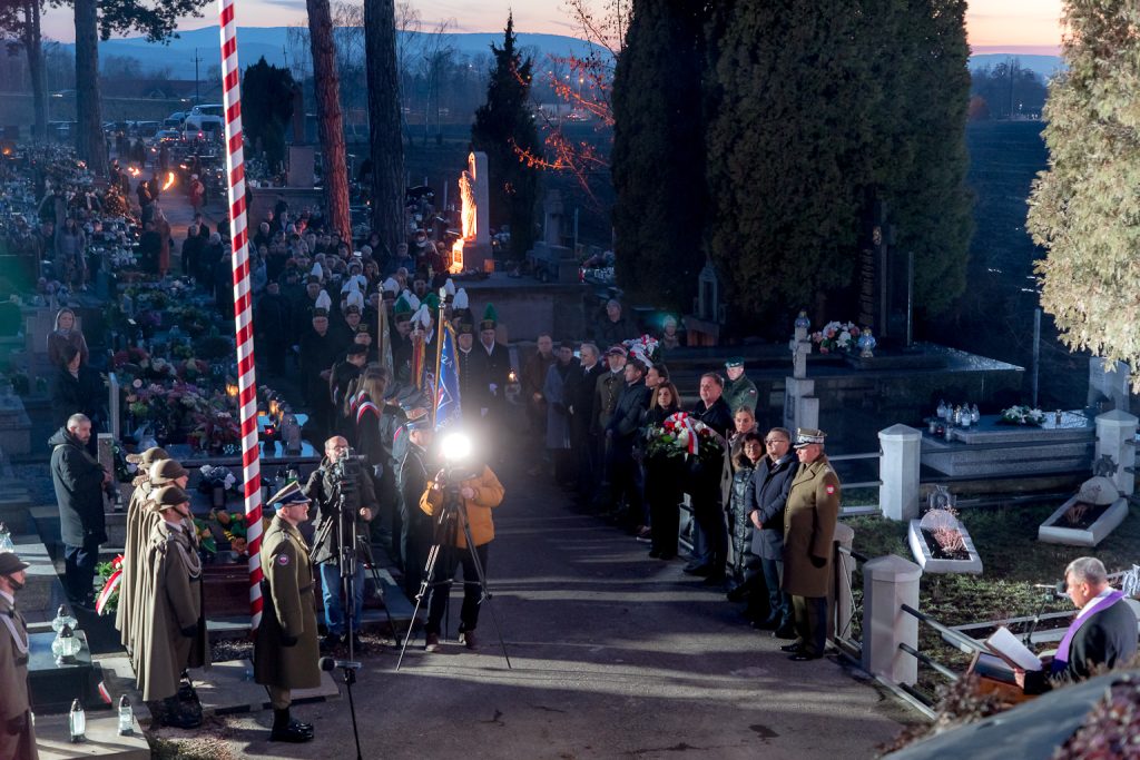 Zgromadzeni na cmentarzu w Gdowie uczestnicy rocznicowych uroczystości