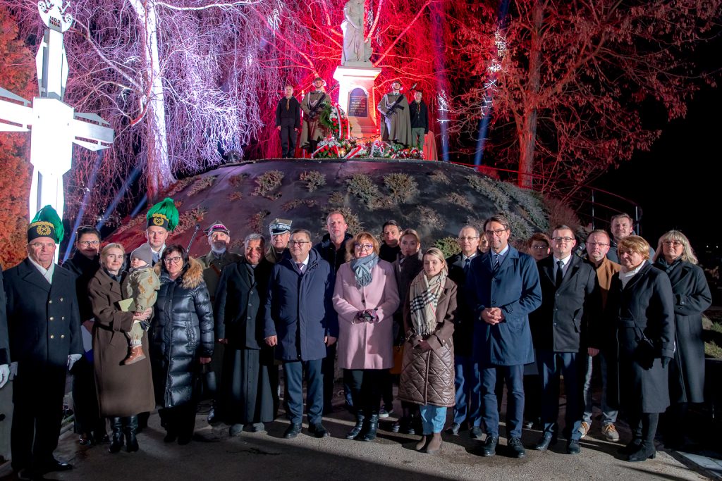 Pamiątkowe zdjęcie na tle pomnika i kopca upamiętniających wydarzenia z roku 1846