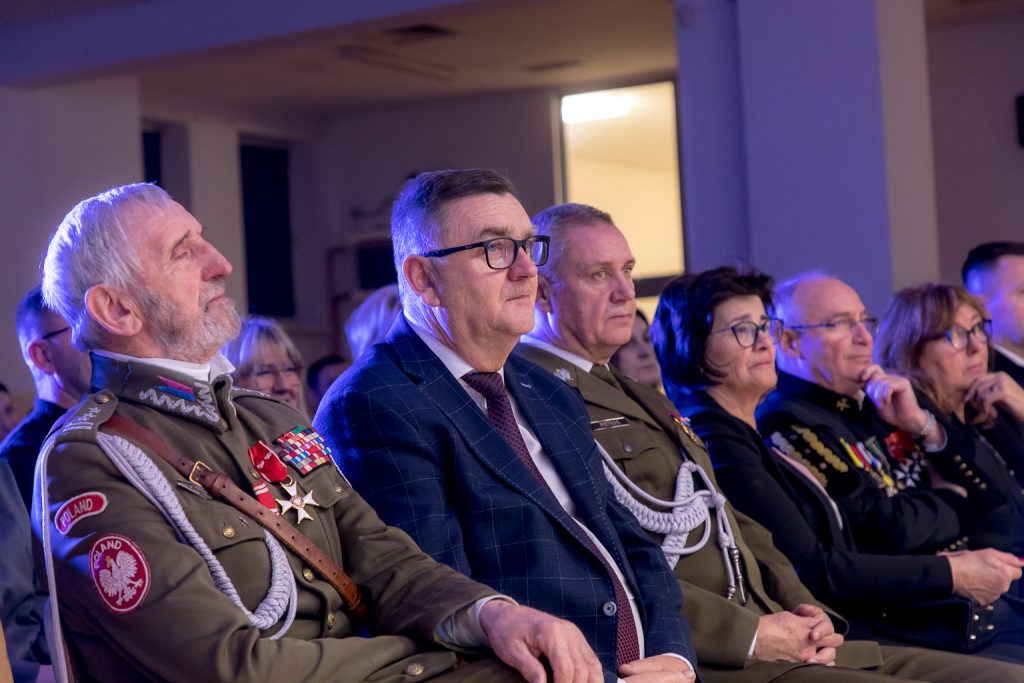 Gospodarze i goście uroczystości oglądają przedstawienie przygotowane przez harcerzy