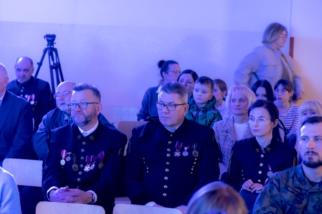 Widownia harcerskiego przedstawienia