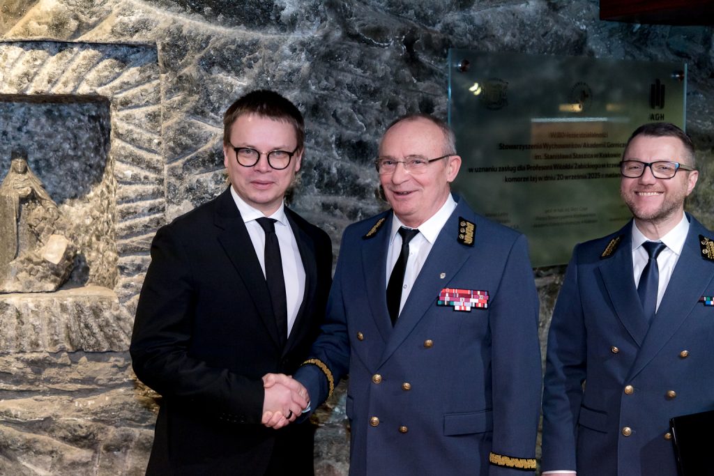 Prezesi podają sobie dłonie. Prezes Leśny ubrany w szaro-granatowy górniczy mundur