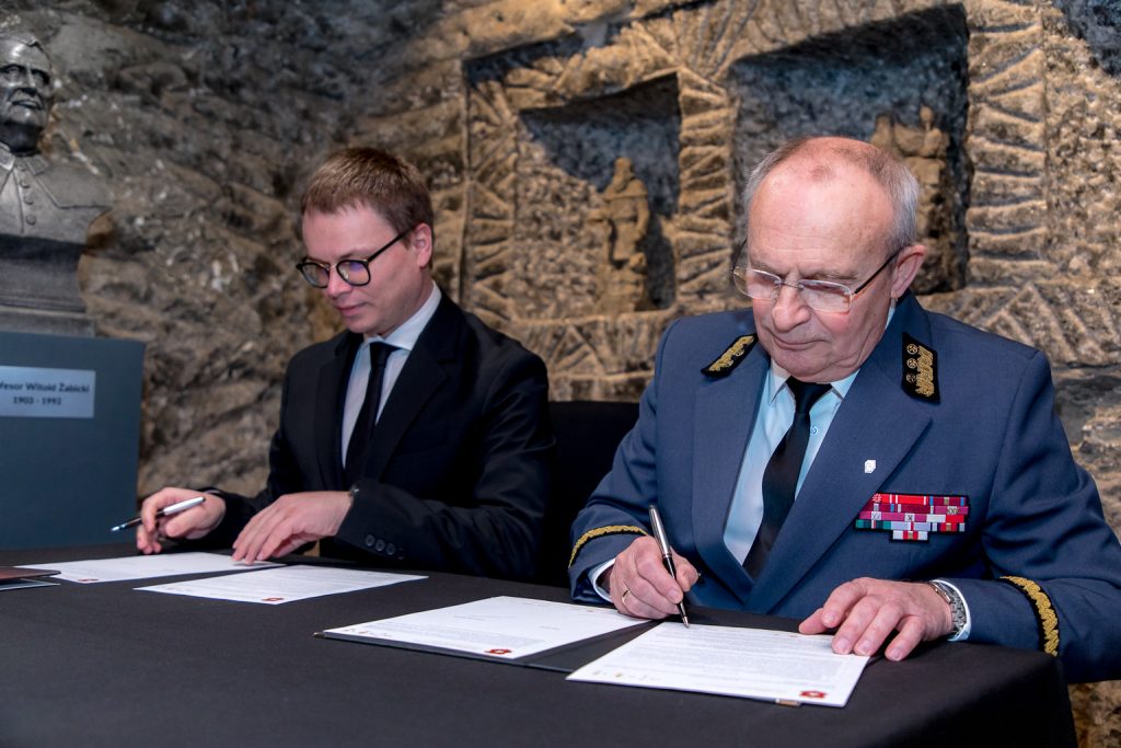 Prezesi podpisują umowę