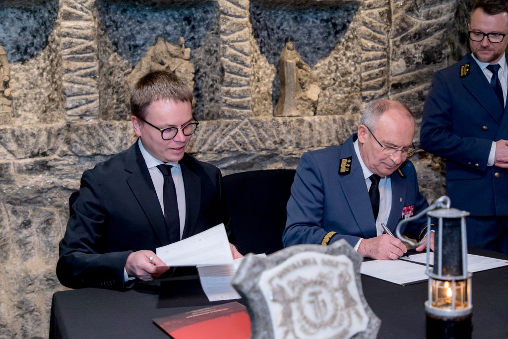 Prezesi podpisują umowę