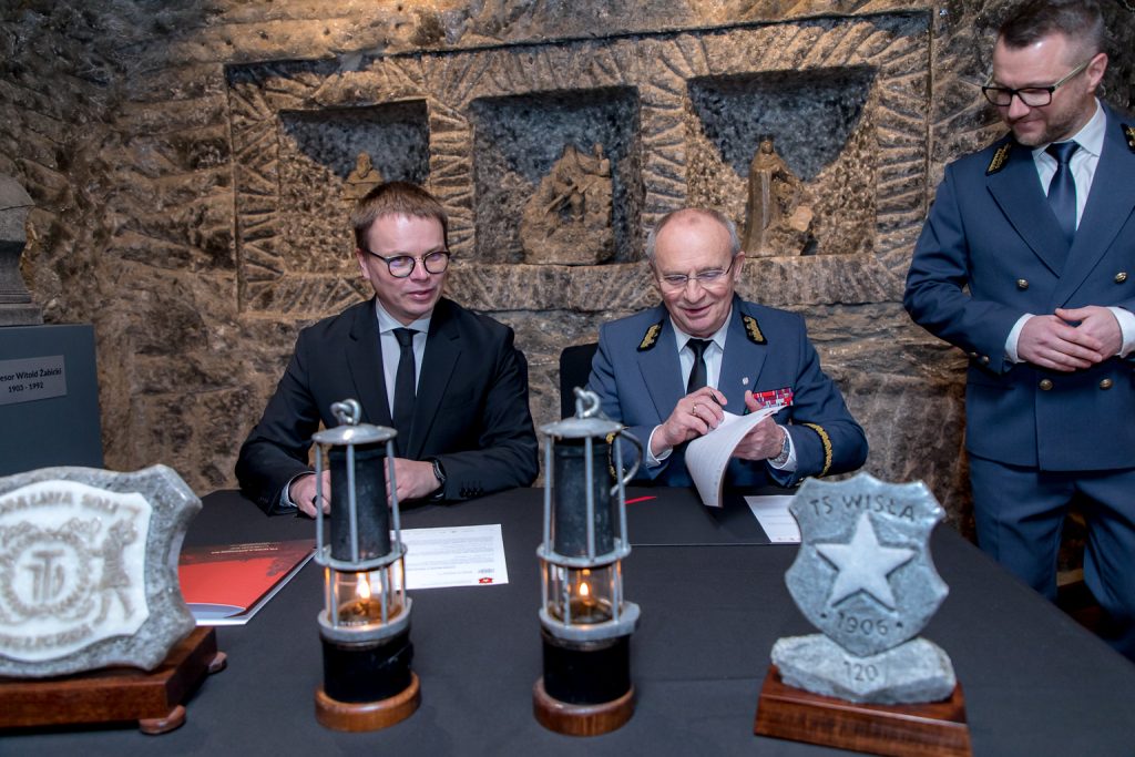 Prezesi podpisują umowę