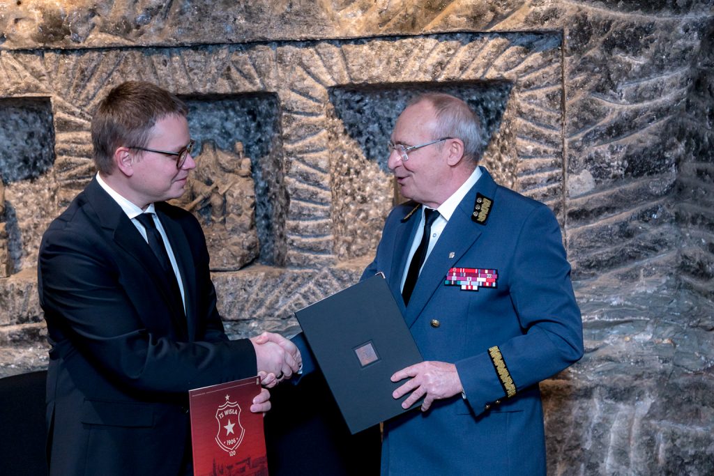 Uścisk dłoni po podpisaniu umowy