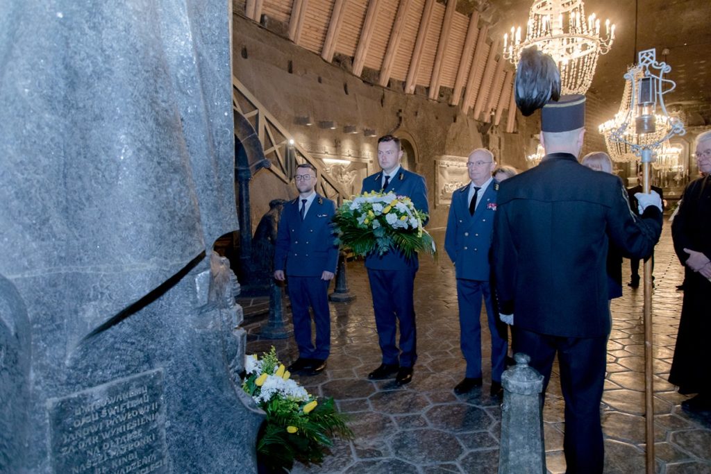 Zarząd Kopalni składa wiązankę przy pomniku Jana Pawła II