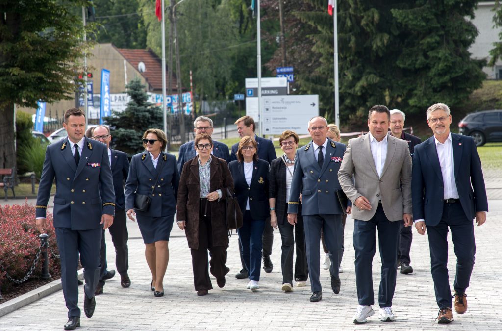 Członkowie komisji, zarząd kopalni zmierzają do szybu Daniłowicza