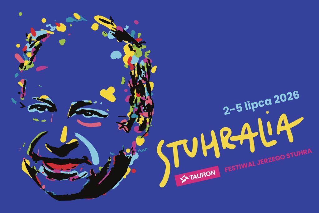 Grafika: na granatowym tle żółty napis Stuhralia oraz schematyczny kolorowy portret Jerzego Stuhra