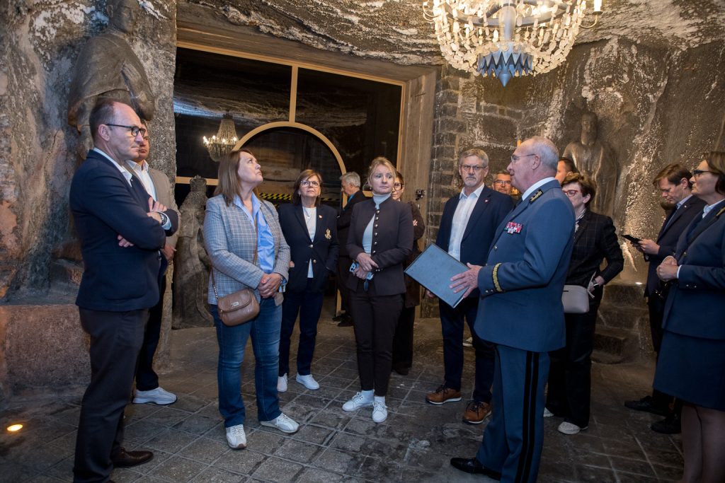 Prezes Marian Leśny opowiada członkom komisji o kaplicy św. Antoniego