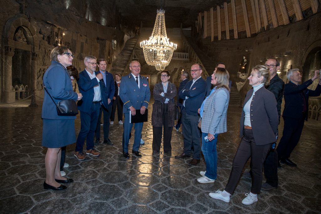 Członkowie komisji zwiedzają kaplicę św. Kingi. Oprowadzają ich Prezes Marian Leśnu i rzecznik prasowy Agnieszka Wolańska