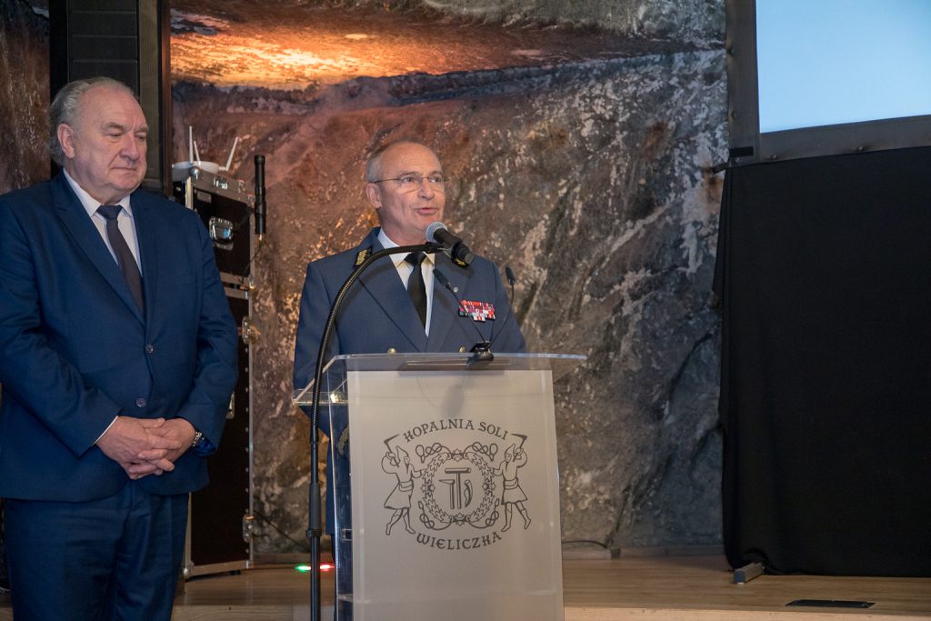 Przy mównicy przemawia Prezes Marian Leśny. Po lewej stronie kadru Krzysztof Zięba, dyrektor kopalni w Bochni