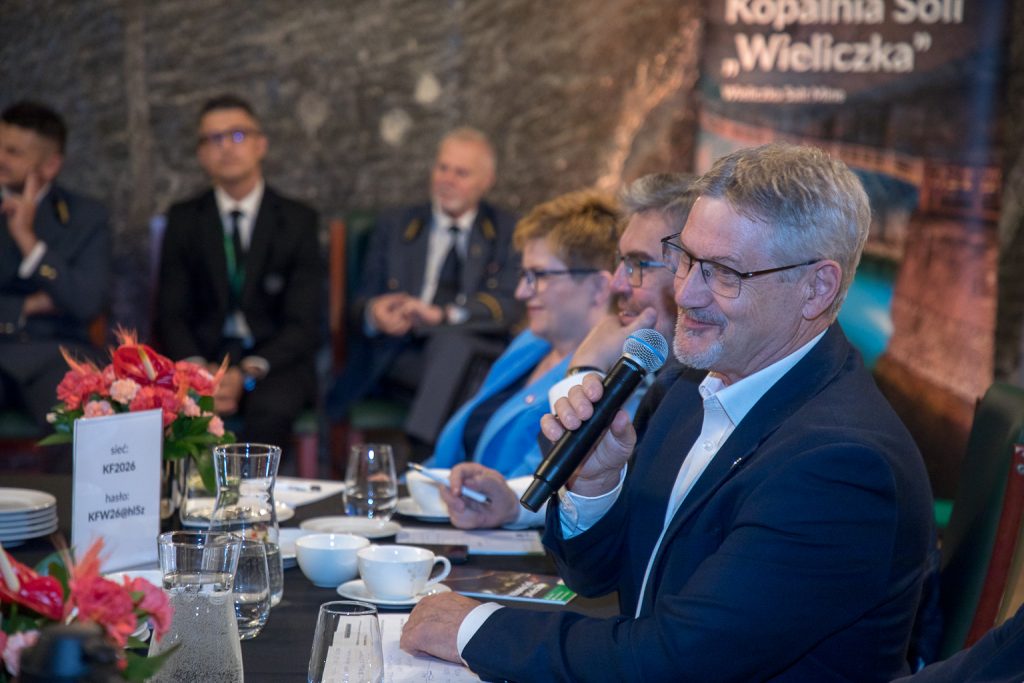 Uczestnik spotkania, wypowiedź do mikrofonu przy stole
