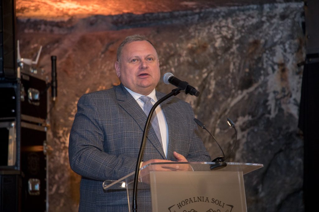 Uczestnik obrad przy mównicy