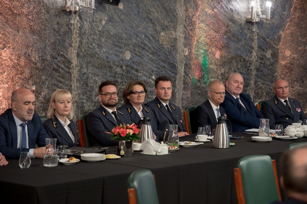 Uczestnicy obrad. Wśród nich prezesi wielickiej kopalni, dyrektor kopalni w Bochni, prezes Wyższego Urzędu Górniczego